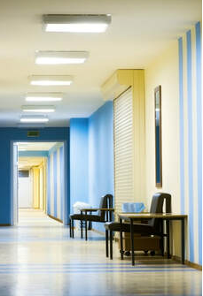 Corridor dans un hôpital de l'estrie. Les murs sont bleu et jaune et ont été peints par Peintre Bromont.