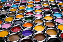 Una variedad de latas de pintura abiertas de diferentes colores en el Lac-Brome