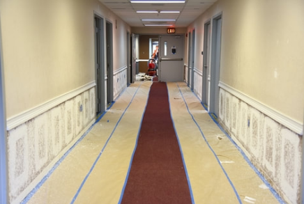 Corridor in a high-rise building that has just been repainted. The painters spread a roll of paper on the floor to protect the carpet. The work was executed by Peintre Bromont.